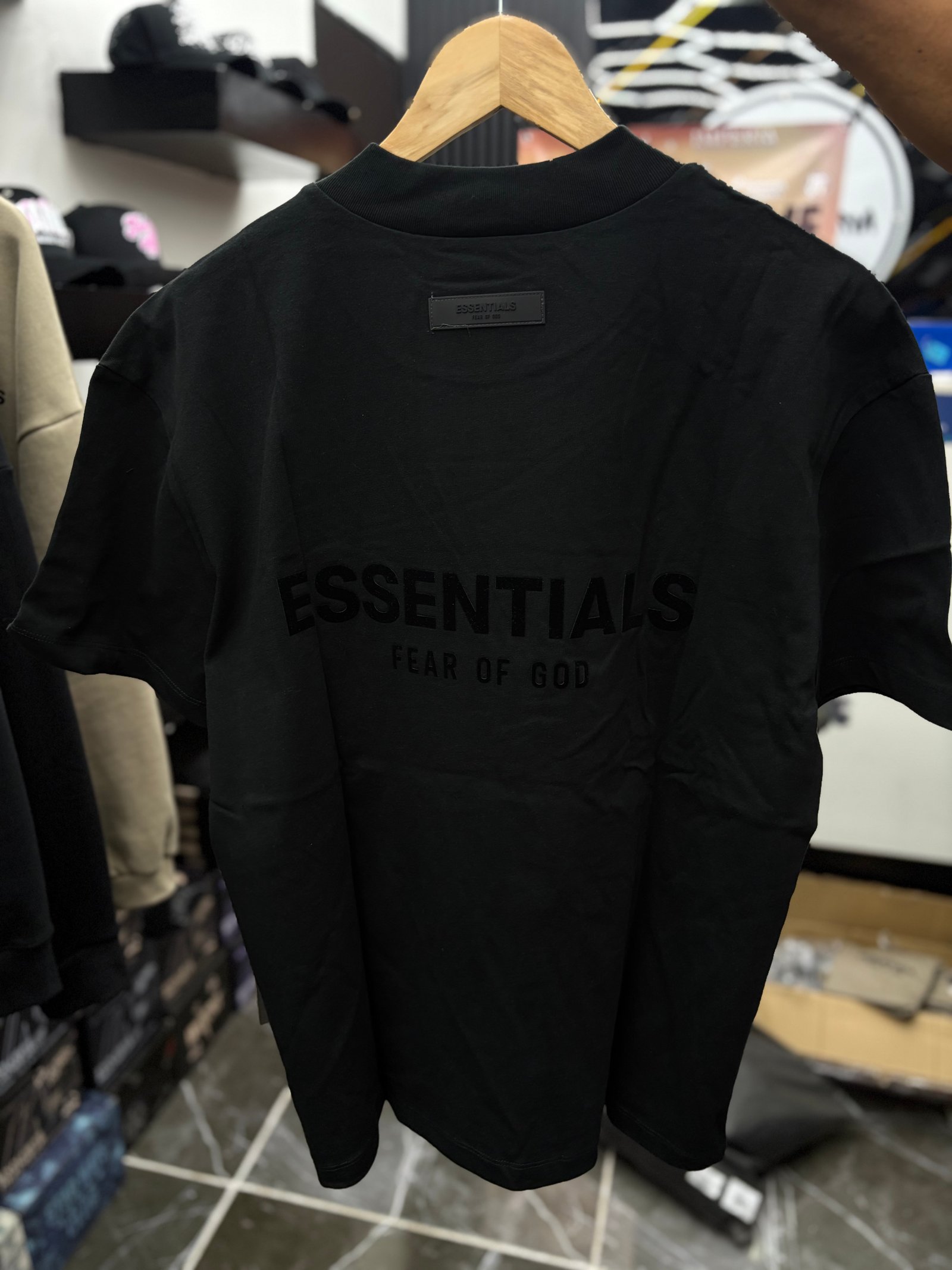 Playera Essentials Total Black ss22 - foto 2